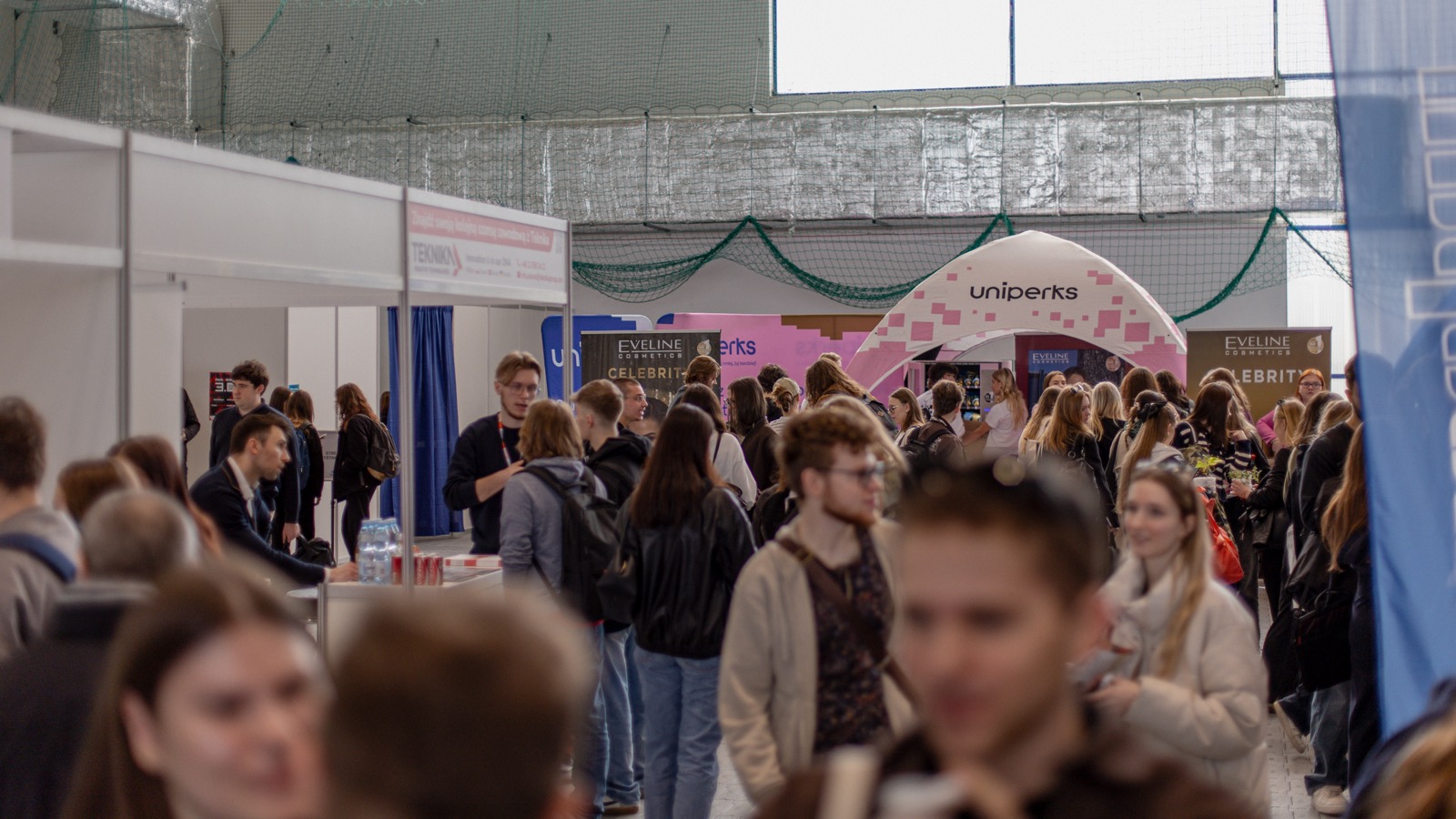 Studenci odwiedzający stoisko Eveline Cosmetics na Targach Pracy SGGW 2026