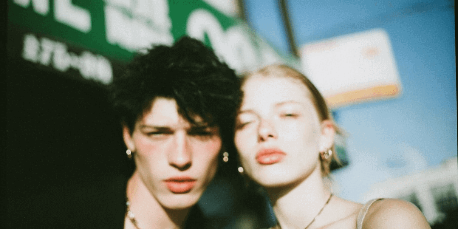 studenci 20 lat ubrani w modne ubrania kupione ze zniżką studencką